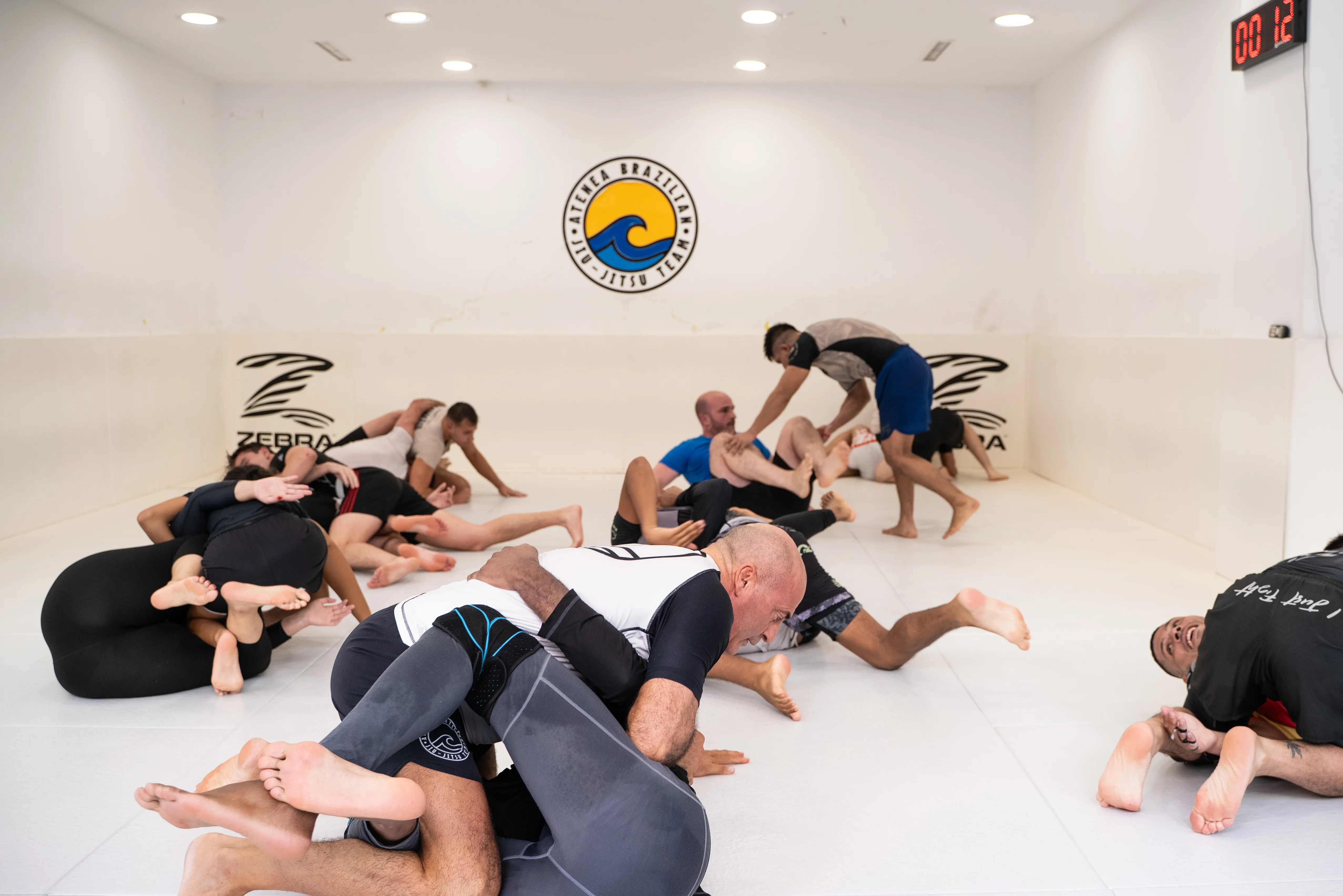 Academia Atenea BJJ Team Madrid con alumnos luchando