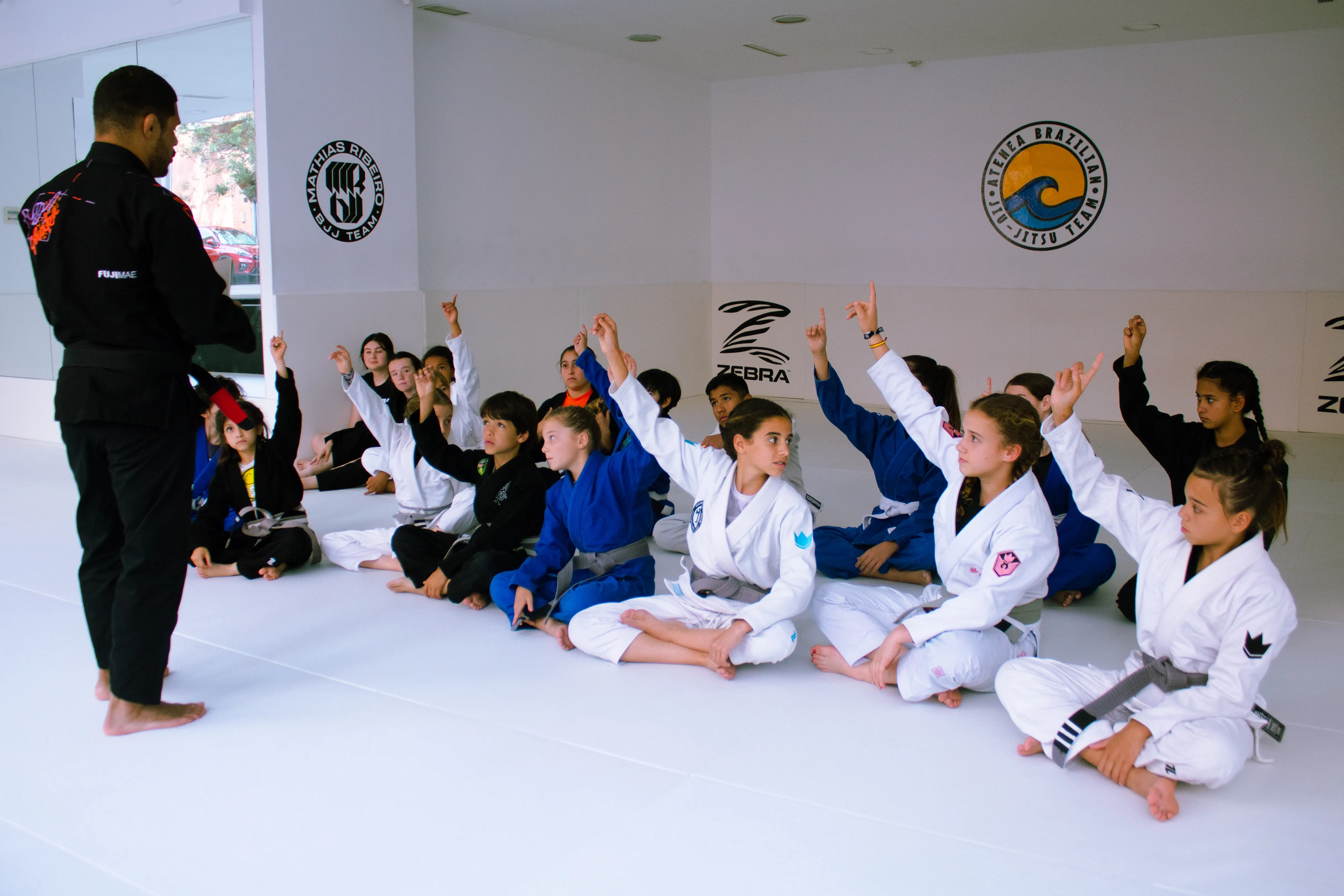 Niños preguntando sobre brasilian jiu jitsu